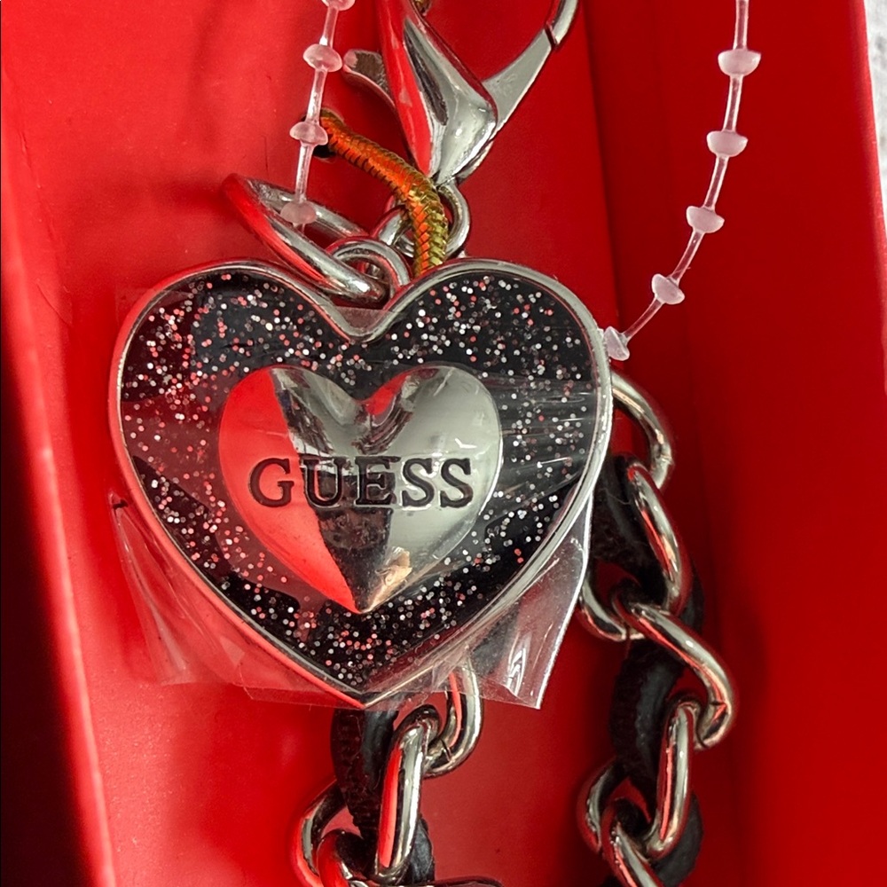 GUESS Black Wallet with Silver Heart keychain. NWT boxed giftset - Picture 9 of 9